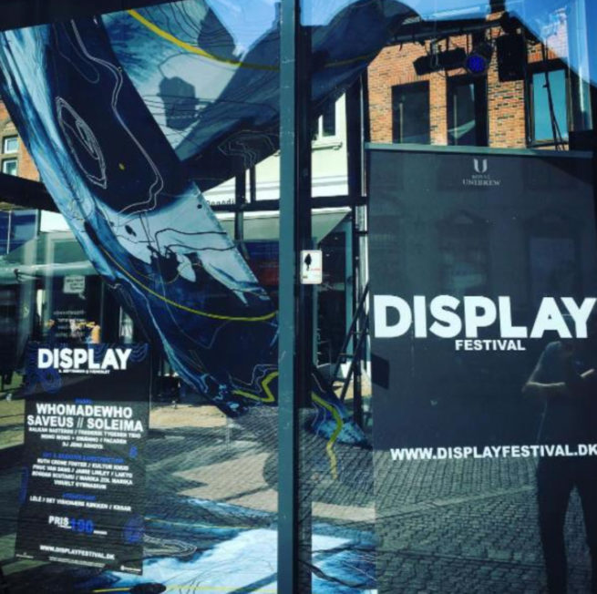 artwork til festival i et vindue