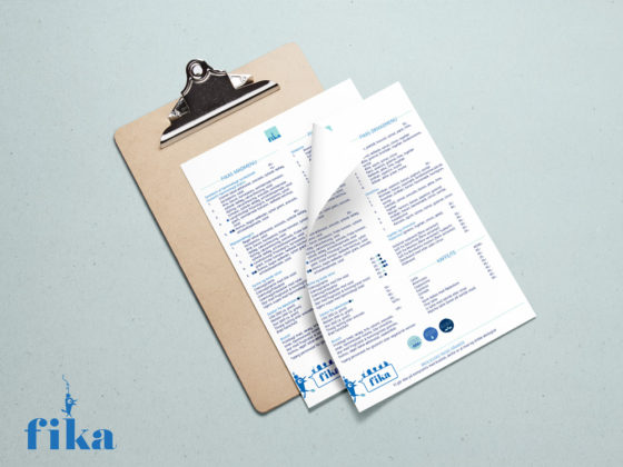 en siden menu kort design med blå tekst og logo på et clipboard af træ