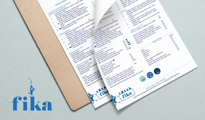 en siden menu kort design med blå tekst og logo på et clipboard af træ